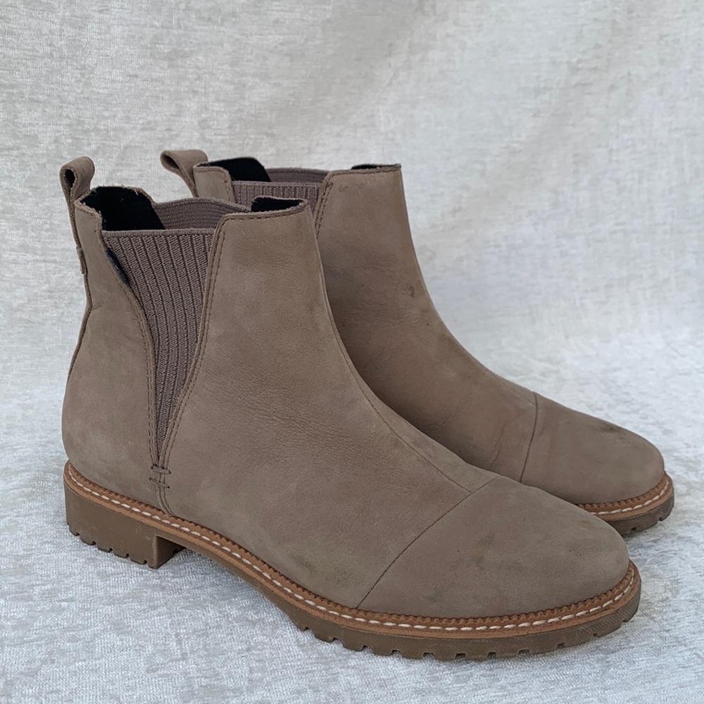 Toms Cleo Tan Suede Lug Soles Pull On Ankle Boots